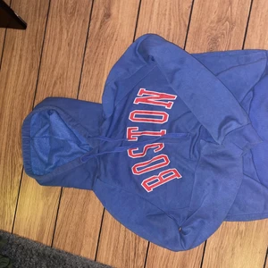 Blå boston hoodie - Säljer denna otroligt snygga Boston hoodie. Den är nästan aldrig använd men några gånger. Lite mindre i storleken men det är bara snyggt. Inga fläckar eller andra skador.