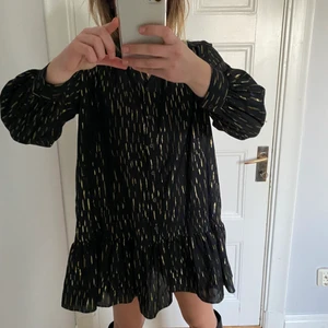 klänning med guldiga detaljer zara S - Perfekta klänningen till nyår och julafton. Kan posta på en gång. Använd 2 gånger så den är i bra skick. Storlek S.😊