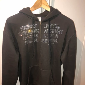 One of One hoodie - En limiterad One of One hoodie som jag fick tag på men har tyvärr bara stått och hängt i garderoben på det senaste, hoodien är använd ca 10 gånger och är i bra skick! Storlek M och köptes för 1500kr! Då tröjan inte längre finns och är i bra skick så är mitt pris 900kr, hör av dig vid frågor 😀
