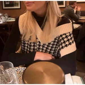 Väst ifrån byanastasia  - Svartvit väst ifrån byanastasia ⭐️säljer pga använde ej:)  andvänd  fåtal gånger                                                 Storlek M/L💫lånad bild !!