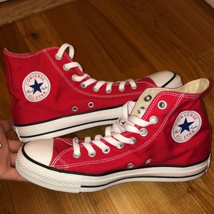 Converse skor - Säljer min mammas gamla röda converse som hon ej vill ha längre. Äkta. Använda max 3 gånger så superfint skick! Skriv om du är intresserad☺️