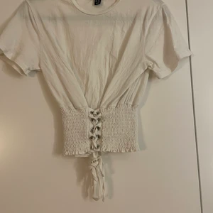 Tröja med snörning  - Tröja med snörning i nyskick! Kan även skicka med spårbart!