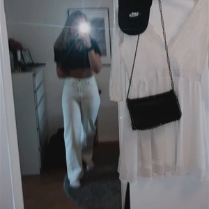 Vita jeans - Säljer mina favoritjeans då dom tyvärr har blivit för små för mig😢  vita utsvängda jeans som sätter sig i en finpassform runt kroppen. Storlek 42 men upplevs som mindre i storlek. Inga defekter! 