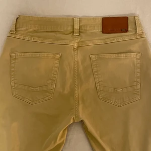 beiga byxor - asfina lågmidjade byxor från cross jeans, köpta på sellpy men säljer då de var för små, superfint skick💕