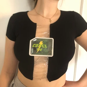 unik topp codex stl S/M - märke: codex. made in italy. stretchigt material. storlek S/M. modellen på bilden har storlek 36/38. köptes sent 90-tal/tidigt 2000-tal. skulle kunna passa till vardags eller på rave.