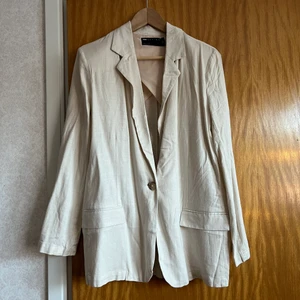 Beige Linnekavaj - Ny och använd kavaj i linne från Asos Design. Skrynklig på bild. Rak, lite oversized fit. 