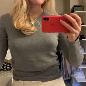 Grå tröja  - Fin stickad tröja från Zara med guldknappar på ärmarna