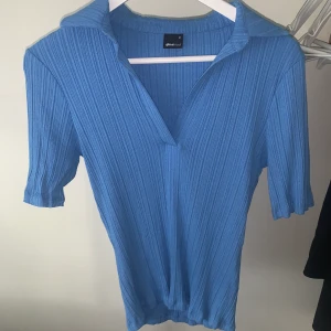 Blå topp - Använt fåtal gånger. Men skit snygg färg som du enkelt kan matcha till ett par byxor❤️