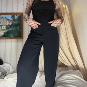 💕VIDA MÖRKBLÅA KOSTYMBYXOR💕 - jättefina vida mörkblå kostymbyxor med två små fickor köpt från humana för 1,5 år sen. I storlek XS/40 (står på bilden) men passar mig som är en 36 i byxor. Säljs pga  endast kommit till användning 2-3 gånger. Inget slitage. Frakt diskuteras beroende på om du vill ha den spårbar eller ej samt om du har möjlighet att mötas upp. Hör av er vid intresse eller om ni vill ha fler bilder💋