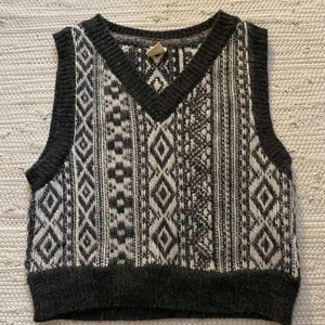 Stickad väst - Jättesöt stickad väst från Urban Outfitters! Bara använd 1 gång❤️ köpare står för frakt!
