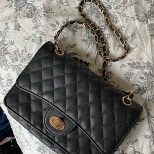 Svart axelremsväska  - Svart axelremsväska, knappt använd