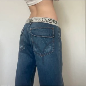 Dolce&Gabbana jeans - Sjuuukt snygga vintagejeans från Dolce&Gabbana, köpta här på plick (sista bilden lånad). Säljer vidare då de tyvärr är för små på mig. Långa i benen, går över foten på mig som är 172. Passar M/L, funkar även på mindre storlekar om man vill ha en mer baggy fit, går att vika ner midjan för mindre midjemått