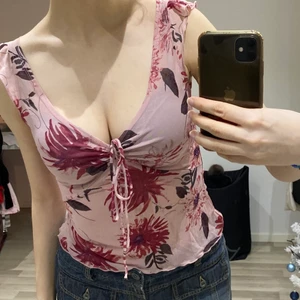 Rosa blommig topp i mesh🌺🌸🌷 - Säljer nu min jättegulliga sommartopp med blommor på🌸 den är superfin och mjuk men tyvärr inte längre min stil! Observera att den är en aning genomskinlig då den är i mesh (kan naturligtvis skicka flera bilder privat). Passar mig som vanligtvis har storlek S/36!