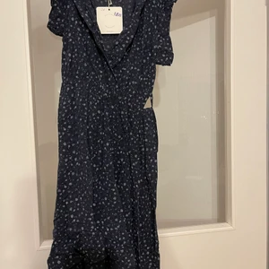 Marinblå sommarklänning  - Marinblå sommarklänning med etikett på 