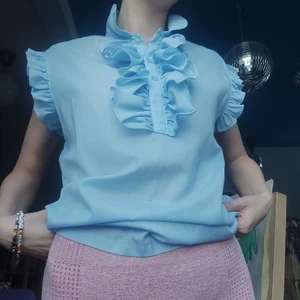 Krusskjorta - Blå härlig krusskjorta av äldre version. Bra skick och är lite längre så perfekt till västen 