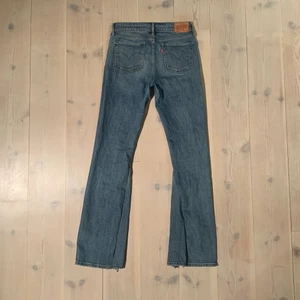 Vintage bootcut Levis jeans - Levis byxor i storlek 27 men som sitter större som är utsydda till en bootcut. Passar personer som är mellan 160 och 175 väldigt bra! Skicket är väldigt bra förutom att de är utsydda!