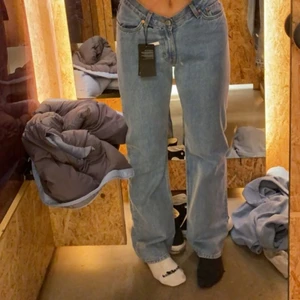 Lågmidjade jeans från weekday - Jättefina lågmidjande jeans från weekday i st 28 men passar bra på mig med st 27/s. Köpta i somras och har tyvär tröttnat på dom.