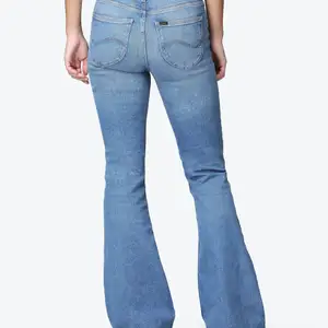 Säljer mina jättefina lee jeans då de är för små för mig. Dom har jättefin tvätt och har andvänt de max 3 gånger. Köpta för 1000 kronor på carlings. Dom är mer åt de lågmidjade hållet. Funkar till det mesta💓💓 pris går att diskuteras! W29 L31