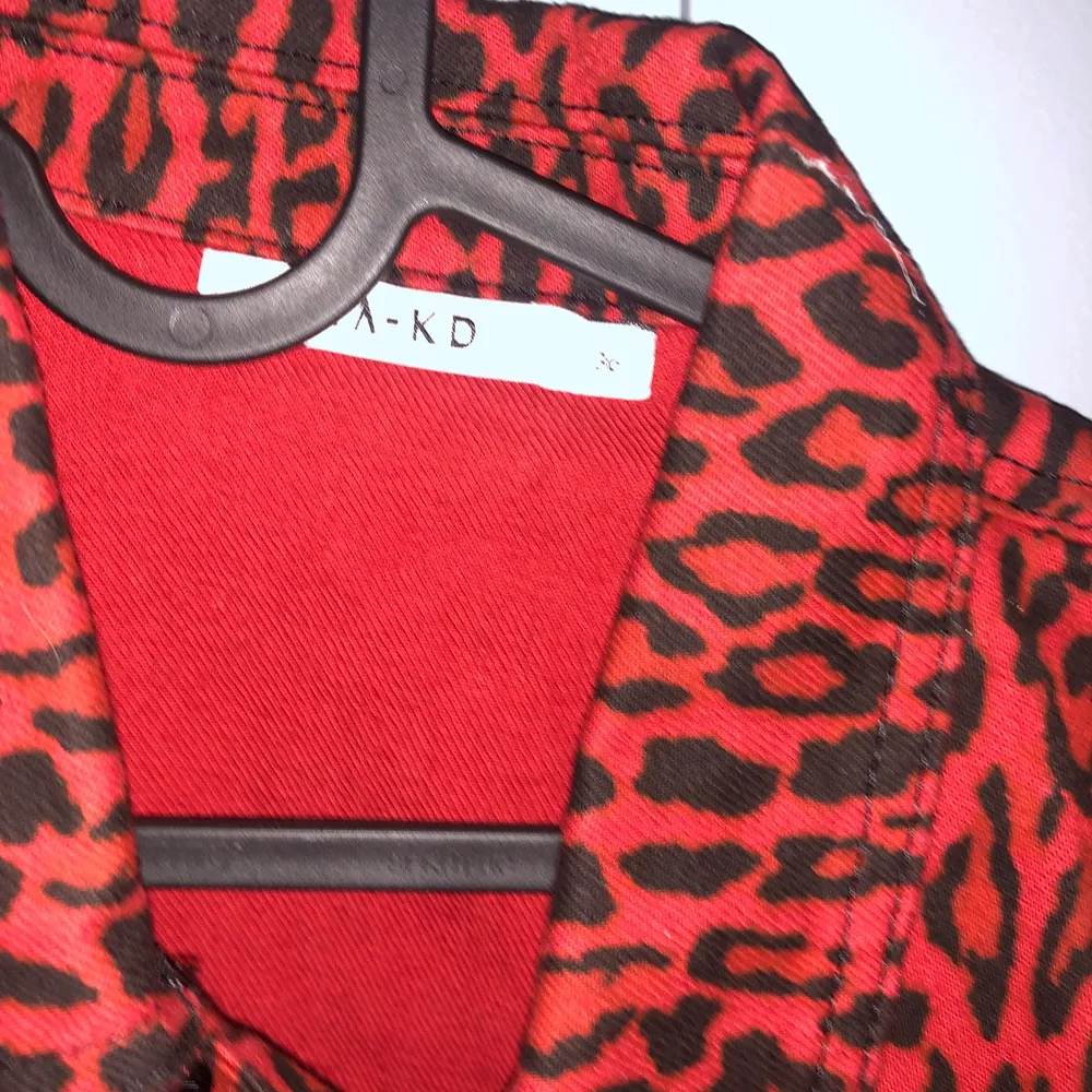 As ball croppad jeansjacka från NAKD i rött leopardmönster, storlek 36. Aldrig använd . Jackor.
