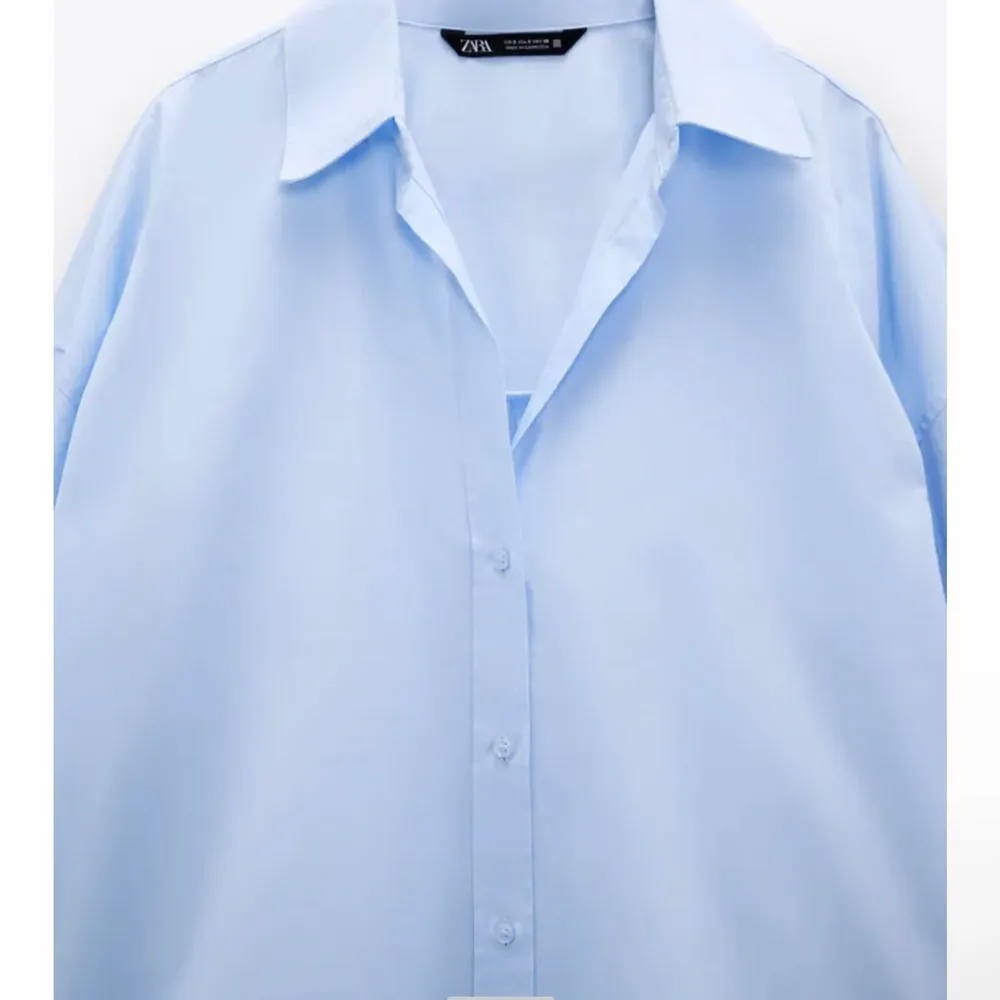 Säljer min fina skjorta från Zara! Helt oanvänd och lappen finns kvar! Frakt exkluderat i priset!💕. Skjortor.