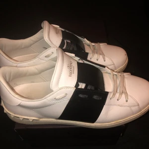 Valentino skor - Tja säljer mina valentino dojjer lite använda skick 9/10.        Kvitto och allt följa med.