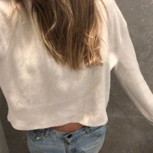 Tröja - Säljer en sååååå fin och mysig Tröja ifrån zara som jag köpte för ungefär en vecka sen!! Den är i storlek S eller Xs passar den också bra för!! Så mysig och fin⭐️⭐️🤩🤩