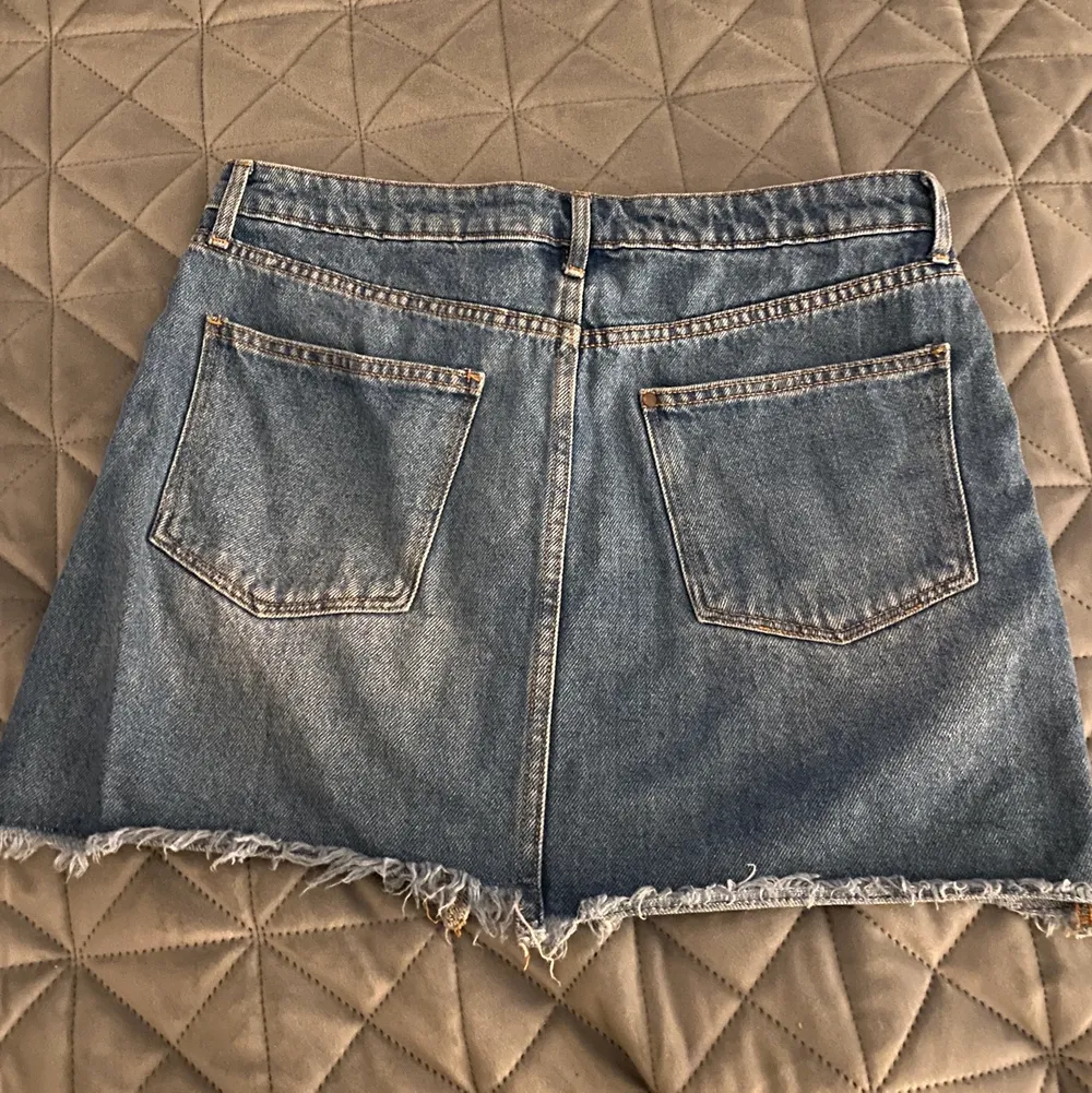 Kort jeanskjol från H&M, använd en sommar. . Kjolar.