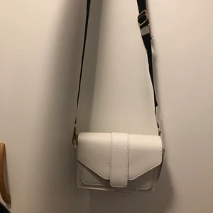 Vit väska  - Köpte denna väska på shein för ca 100kr men den har aldrig kommit till användning då den inte riktigt passar min stil, säljer den därför billigt 