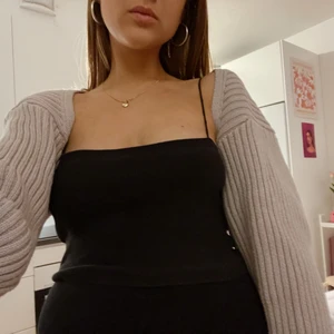 Stickad kofta - Stickad snygg kofta som sitter över armarna! Inte alls upplevt att den åker ner, men får typ inte användning för den! 