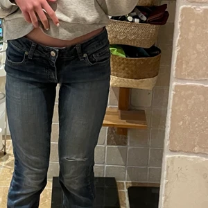 Lågmidjade jeans - Säljer mina lågmidjade jeans från Tommy hilfiger. Köpta second hand och står därför ingen storlek i byxorna. Midjemått: 83cm Passar mig i längden som är 163cm ungefär. Ett hål på ena låret, men vet ej om det ska vara där eller inte. Säljer för: 100kr+frakt 🥰🥰