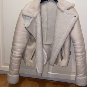 Beige höst/vinterjacka - Använd endast 3 gånger, jättemysig och varm. Lätt att styla och supersnygg. Den passar både dig som har S eller M!