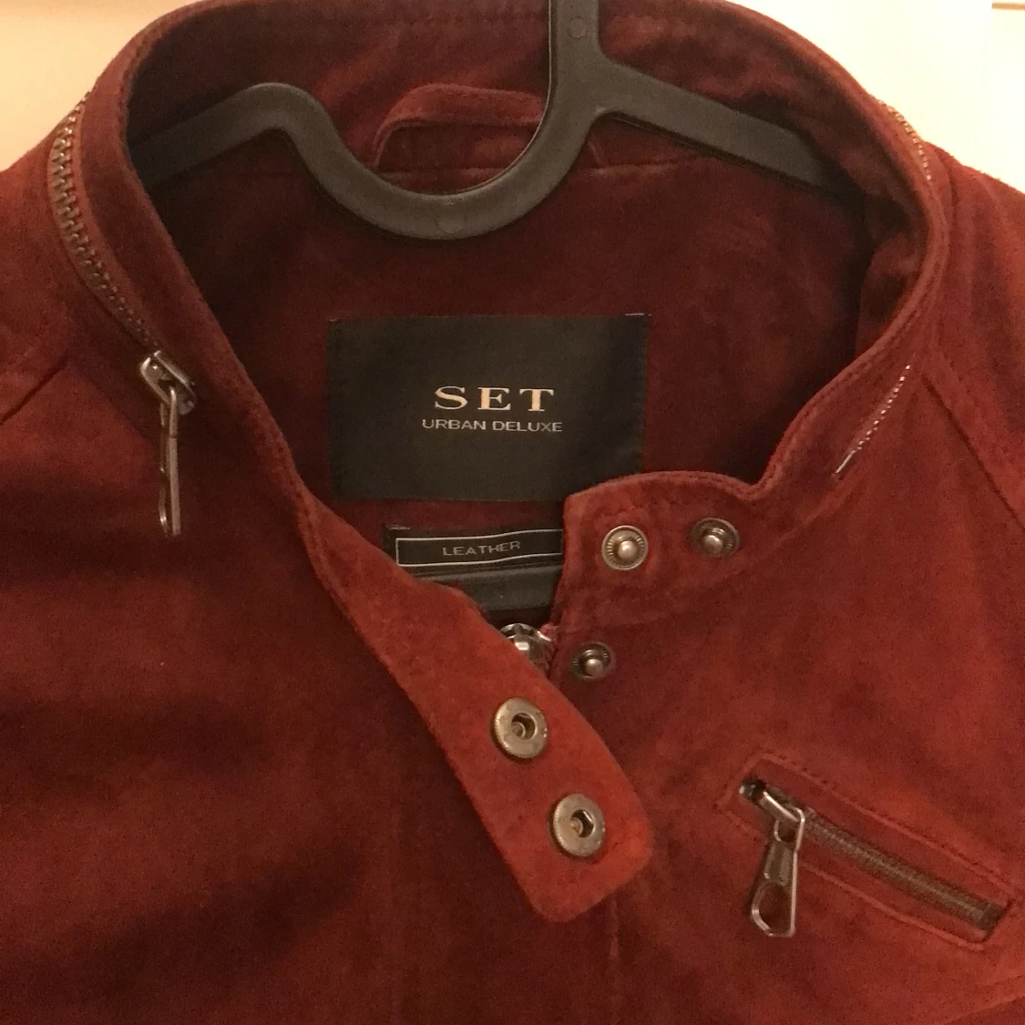 Mörkröd cropped jacka i läder/mocka - 91