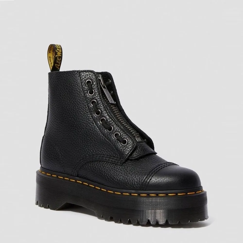 Säljer mina Dr Martens som bara blivit använda 3 gånger, mycket fint skick. Ansvarar inte för postens slarv  nypris : 2400 kr. Skor.