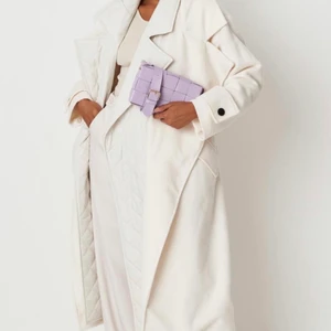 Missguided trench coat cream - Jätte fin kappa i storlek uk8 som tyvärr passade inte mig. Mjuk och gosig. Helt ny, oanvänd med alla lappar kvar. Samma som den gröna jag säljer fast i färgen cream. 