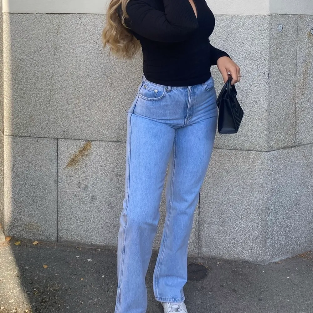 Säljer mina ljusa jeans med slits som jag använt två gånger! Som nya 🖤 jag är 169cm.. Jeans & Byxor.