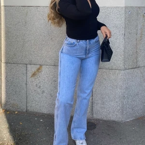 Ljusa jeans nakd med slits - Säljer mina ljusa jeans med slits som jag använt två gånger! Som nya 🖤 jag är 169cm.