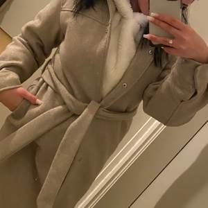 Fin kappa i grå färg köpte ifårn veromoda för ca 500kr kappan är som ny och vill sälja den för har inte någon användning då jag köpte en ny🤍