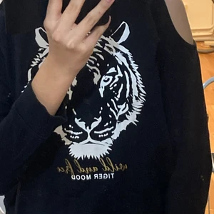 Tröja - Storlek S, köpt på Ellos.se. Vid leverans betalas frakt av köparen🐯🖤