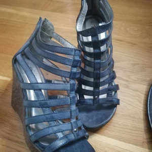 Duffy platåskor mörkblå  - Snygga och bekväma platåskor säljes pga att de inte passar längre