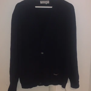 Burrberry Kofta - Säljer nu min vintage burberrykofta som jag haft i ett tag. Den är fint skick bortsett från att den har några småhål på vissa ställen, bara att skicka för fler bilder. Hittade en liknande kofta från burberry som ligger på ca 3000 ny så tänker ungefär att 600 är rimligt. Storleken är som en M.