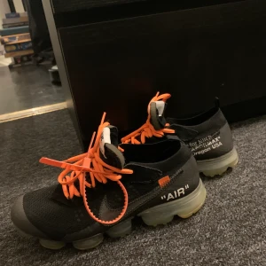 Nike off-white vapormax - Nike off-white vapormax i storlek 42.5 passar 43 också. Skicket är 8/10.    Vid snabb affär kan jag gå ner i pris.