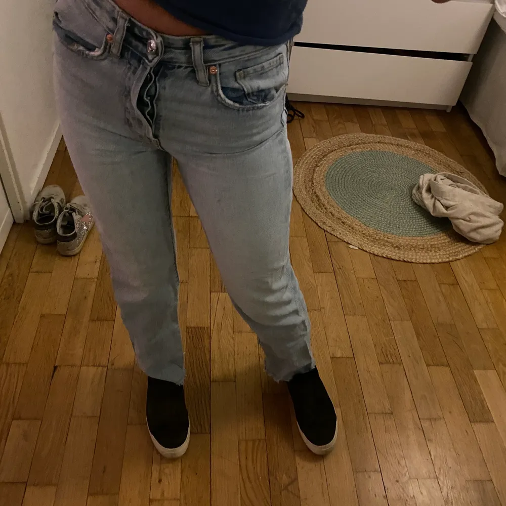 Raka jeans från hm💕 jag är 161 cm lång . Jeans & Byxor.