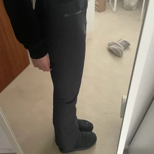 Skidbyxor  - Nästan helt oanvända skidbyxor fårn peakperformance. Säljer för att de är för korta för mig. Jag är en S/M i storlek. Väldigt tåliga och bra kvalitet😊