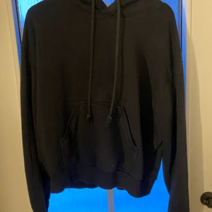 Svart hoodie  - Svart hoodie från weekday, inga defekter ❣️