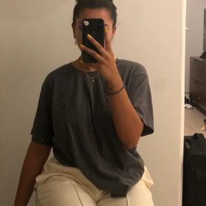Oversized t-shirt  - FRAKT INGÅR I PRISET! Superskön oversized grå t-shirt som är i gott skick ☺️ Strlk L men sitter bra oversized på mig som har S.