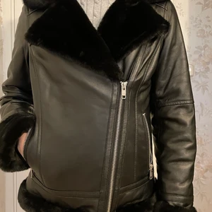 Skinnjacka  - Super snygg skinnjacka från jeansbolaget. Säljs för den ej kommer till användning.