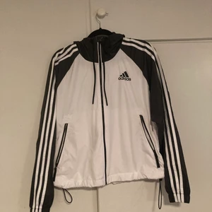 Adidas jacka  - En adidas vind jacka i strl XS, använd 1 gång.  Nypris 599:- 