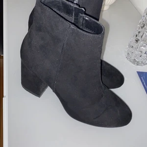 Klackskor - Fina klackskor i storlek 37, för små för mig och ligger och dammar bara därav de billiga priset 