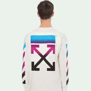 Off white long sleeve tshirt.  - Köpt för lite över 3000 kr. Modell 2019 från fall/ winter kollektionen. Köpt från herr avdelningen i storlek S. 