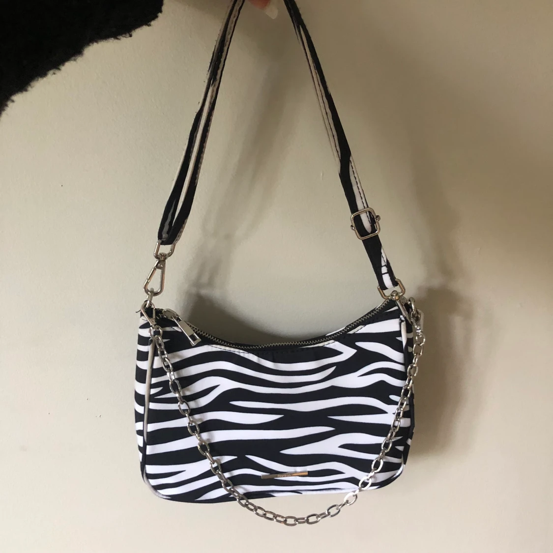 Zebra väska slutsåld bershka